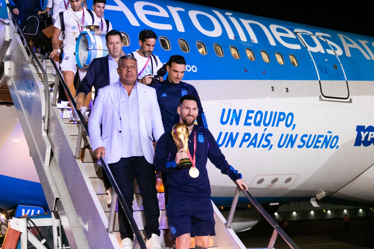 Aerolíneas Argentinas divulga imagens da chegada da seleção