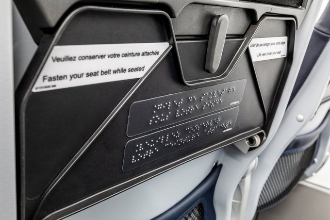 ATR cria cartaz em braille nos assentos de suas aeronaves