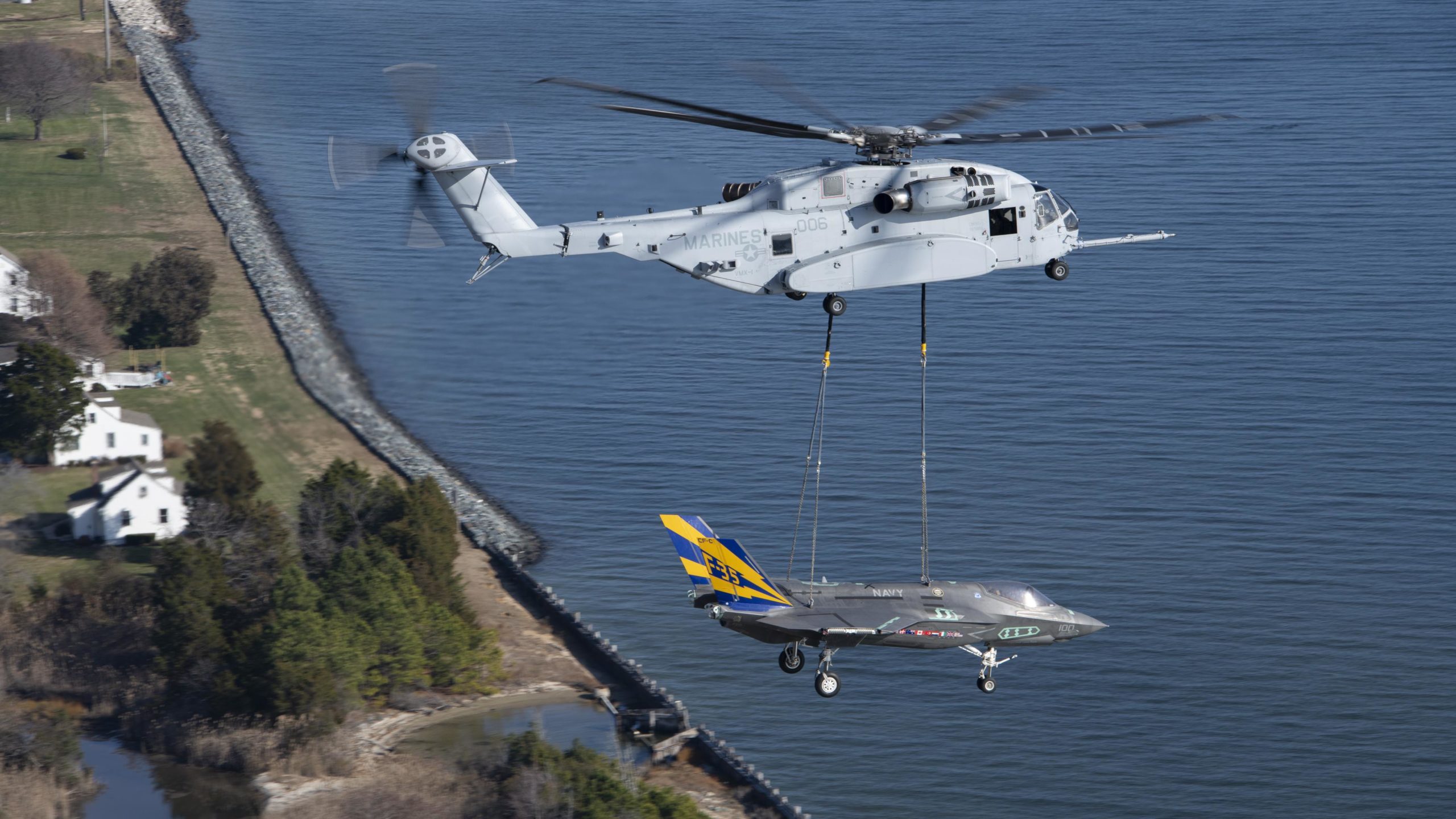 CH-53K King Stallion realiza testes com carga externa