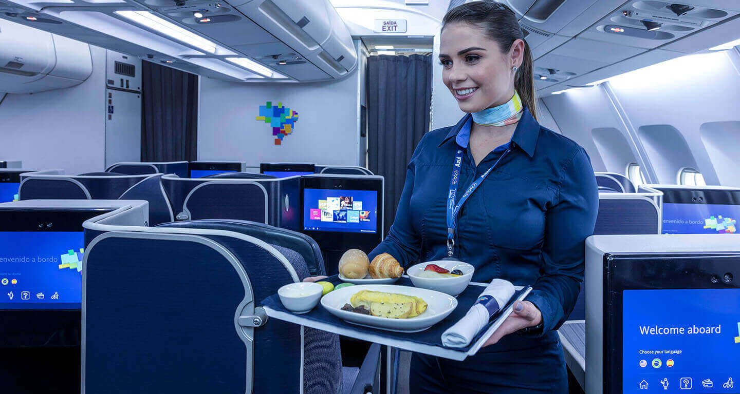 Azul renova serviço de bordo internacional com foco na culinária brasileira