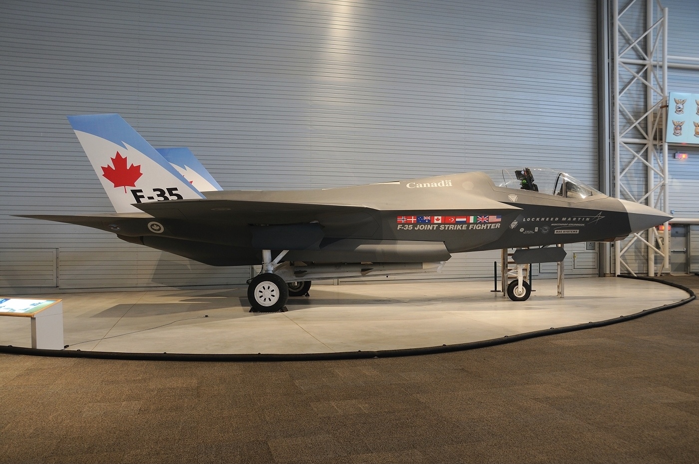 Canadá opta pelo caça F-35