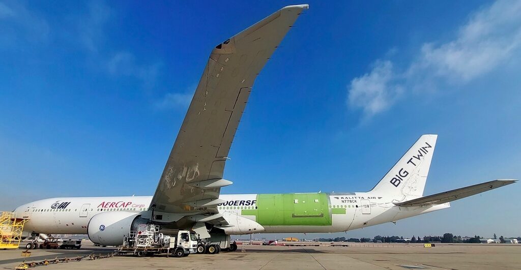 Pronto o primeiro Boeing 777-300 convertido para cargueiro