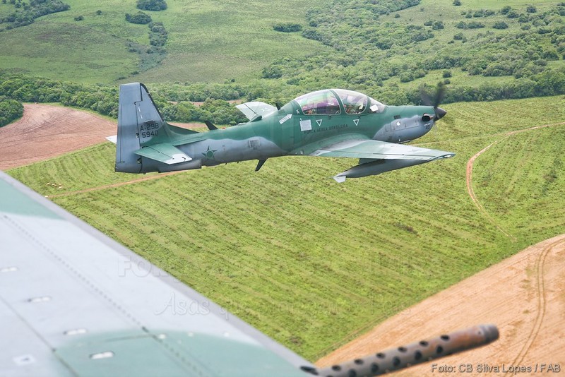 A-29 Super Tucano da FAB intercepta aeronave com carregamento de drogas