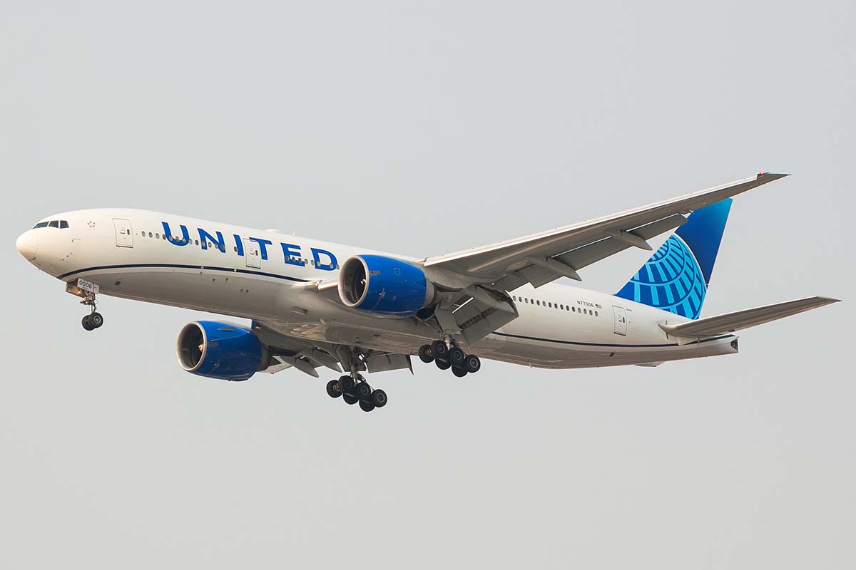 Boeing 777 da United perde altitude logo após a decolagem