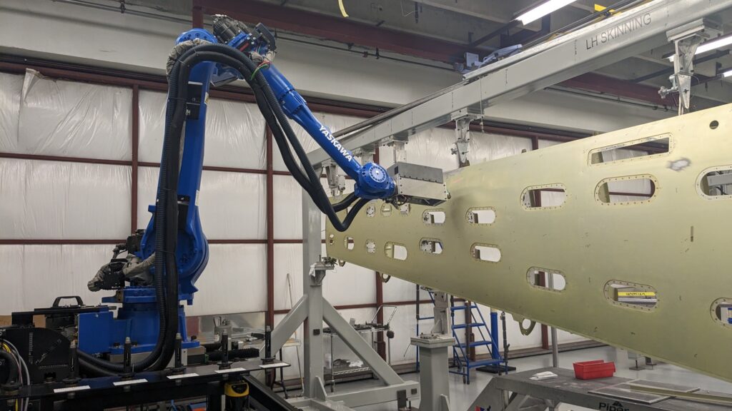 Piper coloca robô para montagem das asas do monomotor M600/SLS