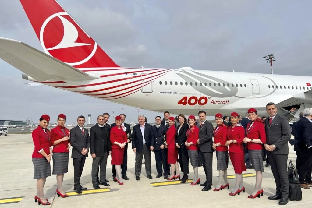 Turkish recebe seu 400º avião e homenageia vítimas do terremoto