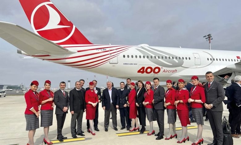 Turkish recebe seu 400º avião e homenageia vítimas do terremoto