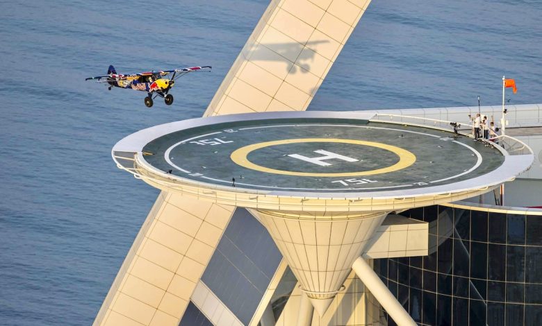 Avião da Red Bull pousa e decola de heliponto em Dubai