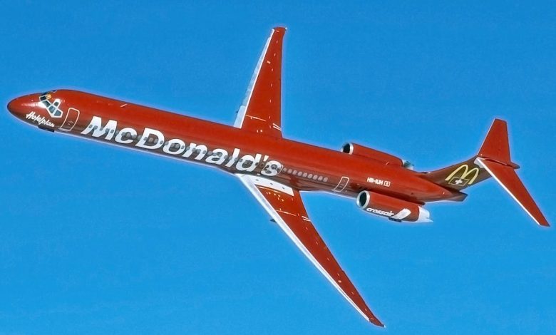 "McDonald Douglas": o MD-83 da Crossair com o esquema especial do McDonald's