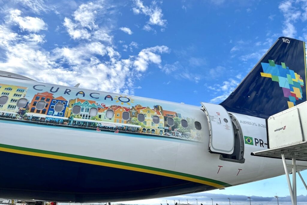 Azul adesiva Airbus para promover Curaçao