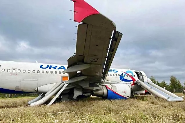 A320 da Ural Airlines faz pouso forçado em campo na Rússia
